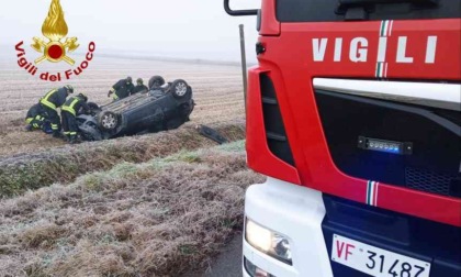 Automobile esce di strada a Prarolo e si capovolge