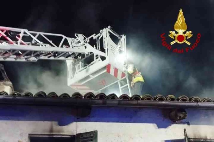 Livorno Ferraris, prende fuoco abitazione: l’intervento dei vigili del fuoco
