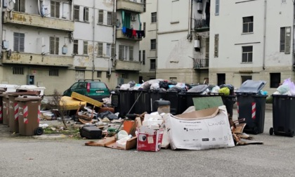 Case popolari di via Attone: "Guardate come è ridotto il nostro cortile"