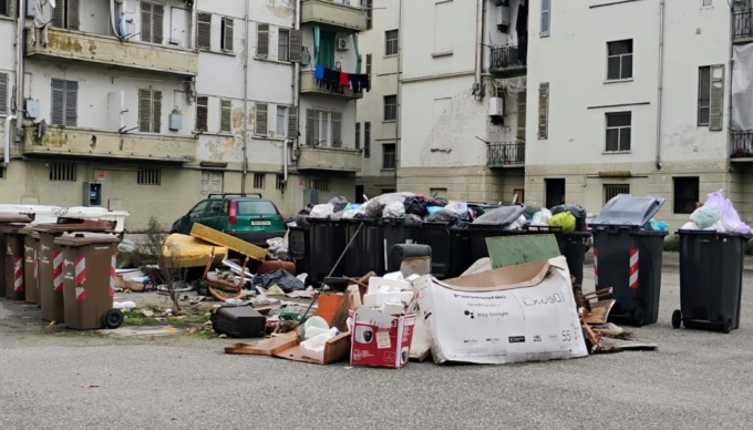 Case popolari di via Attone: “Guardate come è ridotto il nostro cortile”
