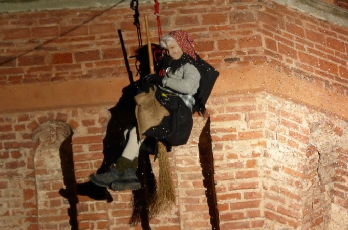 Epifania a Vercelli: Fabbrica del Cioccolato e Befana in discesa dalla torre
