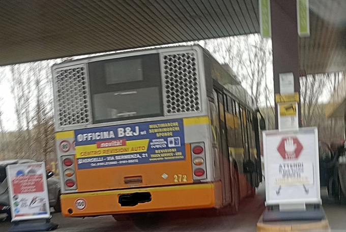 Mai visto in 40 anni di guida: il bus che fa il pieno al distributore