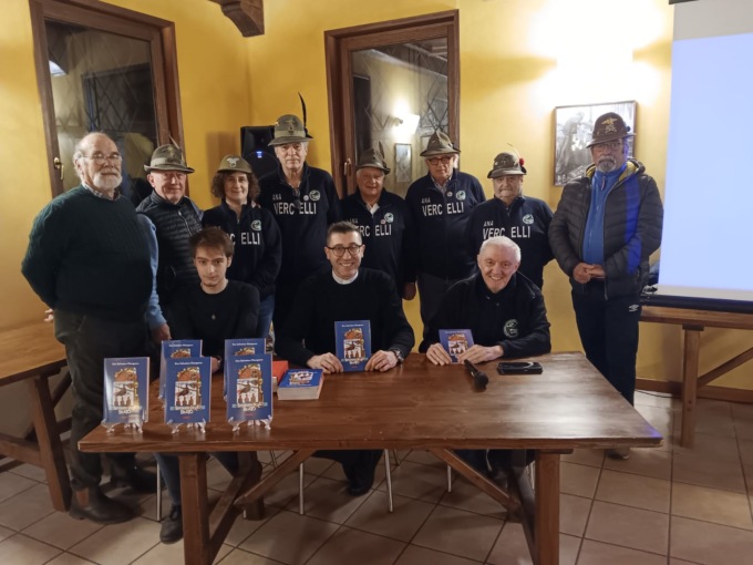 In tanti alla sede Alpini di Porta Torino per il libro su don Pollo