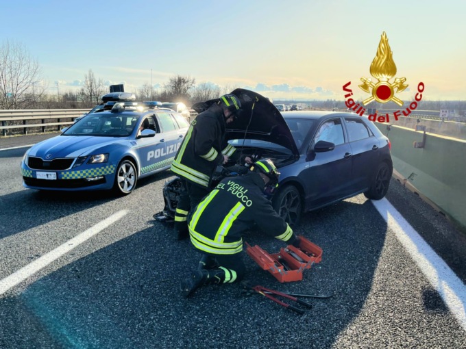 Tre auto coinvolte in uno scontro sulla A4 tra Santhià e Carisio, un ferito