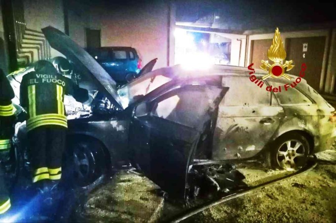 Auto va a fuoco nella notte