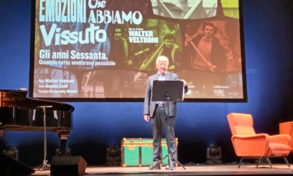 Veltroni a teatro emoziona i vercellesi