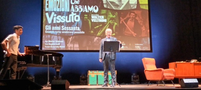 Veltroni a teatro emoziona i vercellesi