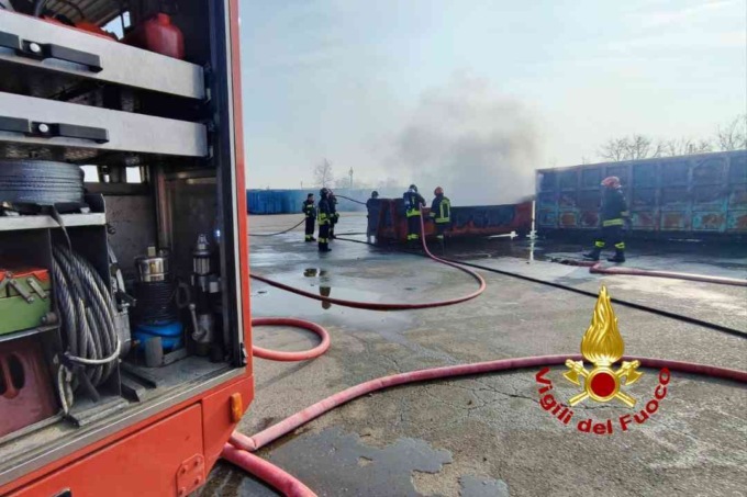 Incendio di rifiuti elettronici a Palazzolo