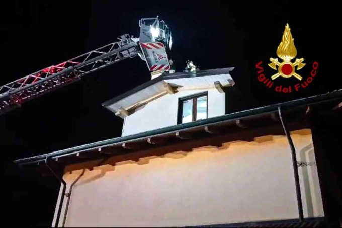 Incendio a un camino, vigili del fuoco in azione