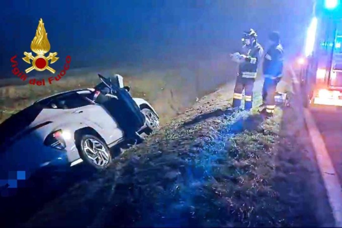 Schianto autonomo nella notte: un automobilista ferito