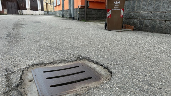 Tombini-voragine e alta velocità: “Via Sauro è pericolosa”