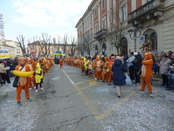 Carnevale Vercelli 2025: si rivedono dei veri carri e il Bicciolano canta e balla!