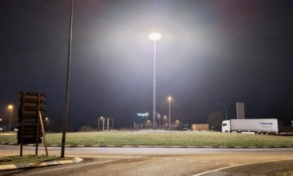 Santhià: riparata la torre faro che illumina il casello autostradale