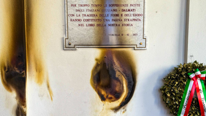 La Polizia rintraccia il vandalo che ha incendiato le corone per i martiri delle foibe: nessuna motivazione ideologica
