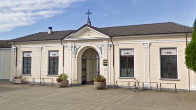 Di un uomo tra i 65 e i 70 anni il cadavere carbonizzato trovato nei pressi del cimitero di Gattinara