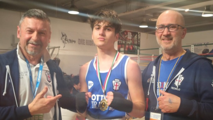 Boxing Club Pro Vercelli sugli scudi al torneo Esordienti 2025: vittorie per Vicari e Zusso