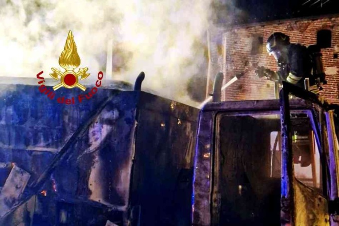Spazzatrice stradale divorata dalle fiamme nella notte