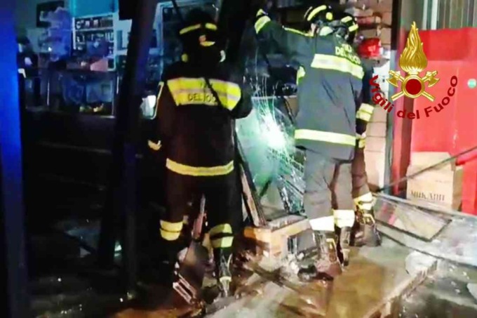 Vettura nella vetrina della tabaccheria: il report dei Vigili del Fuoco
