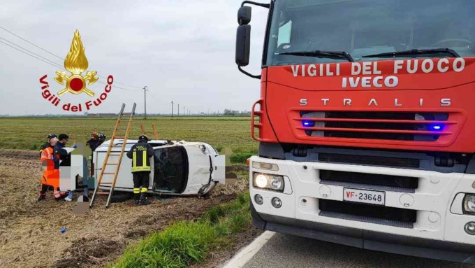 Incidente a Borgo Vercelli: auto si ribalta fuori della carreggiata