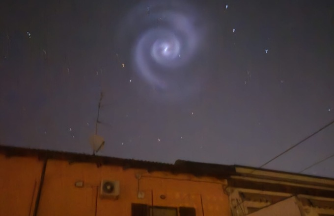 La spirale del Falcon 9 anche sui nostri cieli