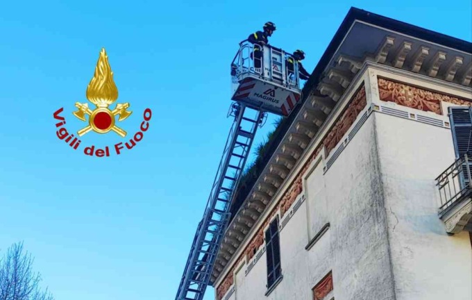 Crollo di calcinacci dalle case popolari di piazza Galilei