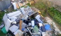 Una discarica pazzesca sotto il cavalcavia Tournon