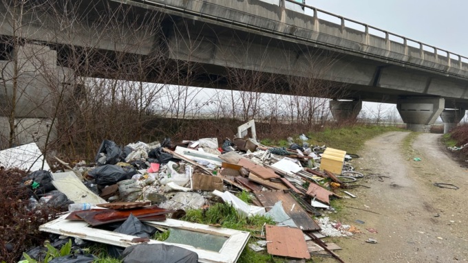 Sotto il ponte autostradale, la “maxi” discarica abusiva si allarga…