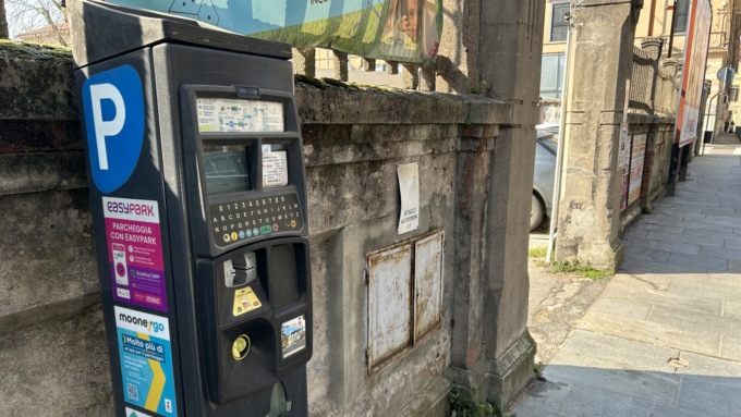 “Colonnina parcheggi frega soldi in piazza Mazzini. E al numero Atap non risponde mai nessuno”