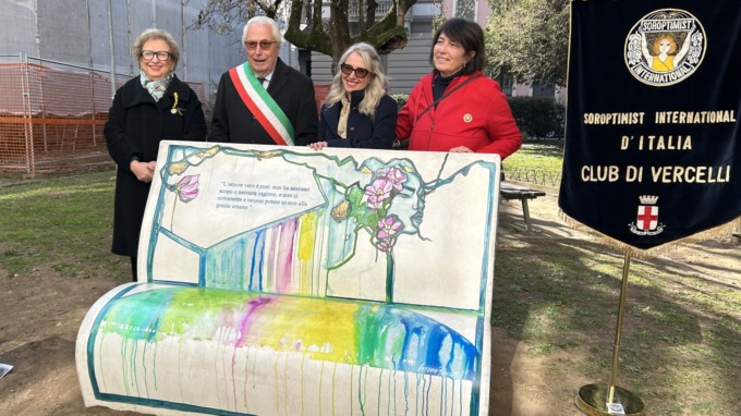 Un grande successo per la panchina letteraria dell’artista Lorena Fonsato donata al Comune da Soroptimist