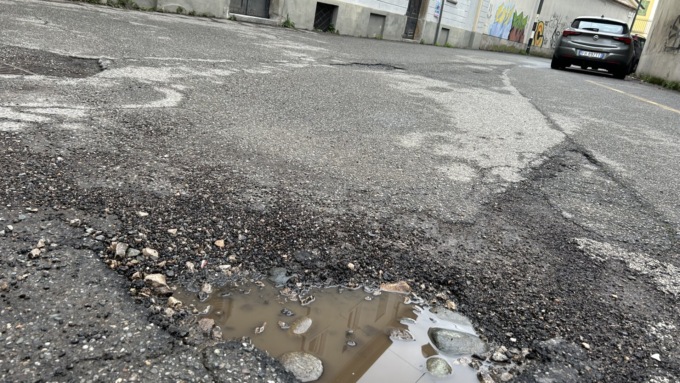 Dopo la pioggia, le preventivabili buche in città. Prestare attenzione al “cratere” di via Montagnini