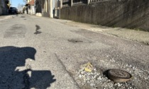 Via Del Vezzolano (Cappuccini): peggiora la buca davanti alla materna "Furno". Ora fuoriesce nettamente... il tombino