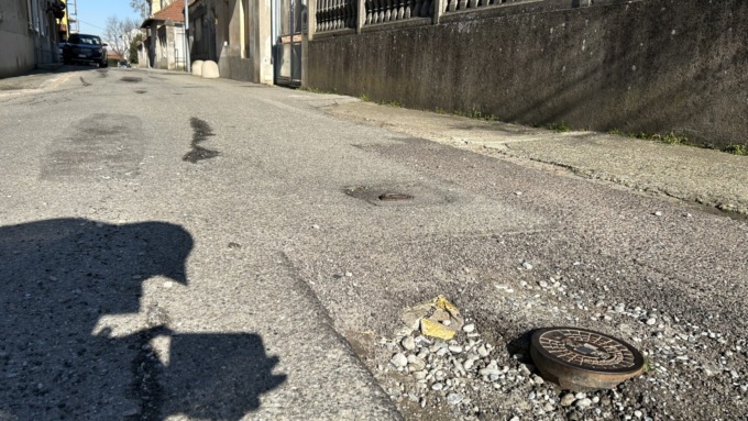 Via Del Vezzolano (Cappuccini): peggiora la buca davanti alla materna “Furno”. Ora fuoriesce nettamente… il tombino