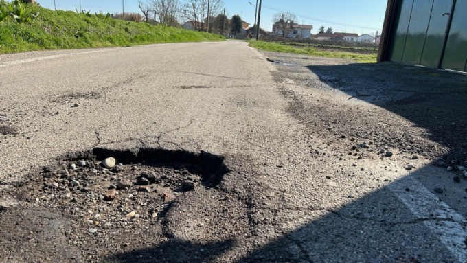 Buche e crateri in via Canton Billiemme, prestare (massima) attenzione…