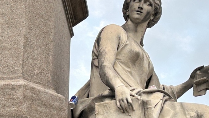 Nel weekend c’è chi pensa sia divertente inzozzare la statua di Cavour o la fontana di piazza dei Pesci…