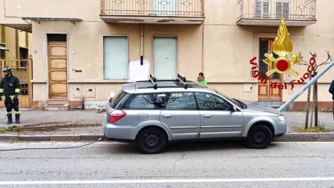 Auto esce di strada e finisce contro un palo della luce
