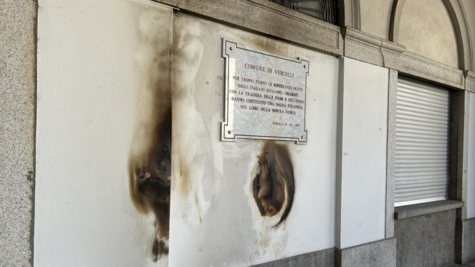 Atto vandalico alla lapide in ricordo delle vittime delle foibe