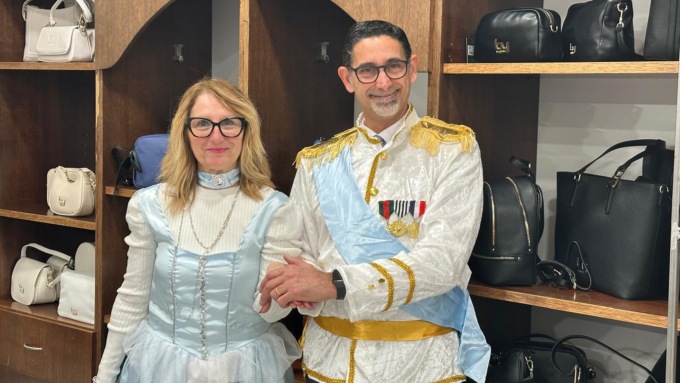 “Evviva il Carnevale”: anche i negozianti si mascherano (e addobbano le loro vetrine)