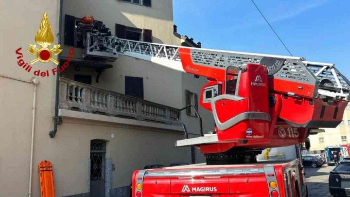 Caduta in casa e autoscala d’obbligo: intervengono vigili del fuoco e 118