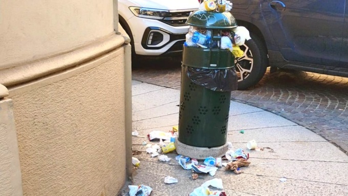 Inciviltà in pieno centro: bidoncino davanti al teatro Civico intasato e circondato da rifiuti