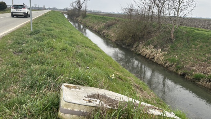 Scempio ecologico lungo la SP4 Vercelli-Prarolo: materassi, copertoni e perfino una giostrina per bimbi a bordo strada