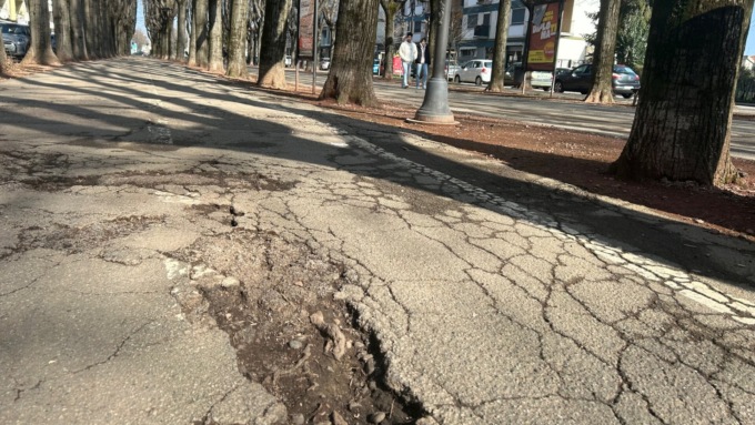 Viale Rimembranza groviera: la pista ciclabile è ormai impraticabile