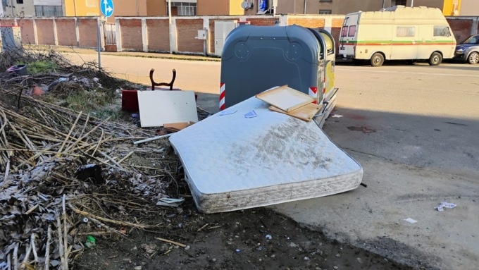 Incivili in azione al Belvedere: materassi, mobilio e pure un WC