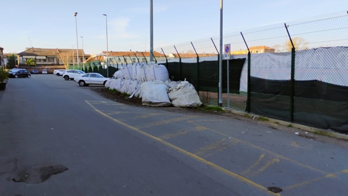 Via Vicenza, quei sacchi di terriccio sono un’indecenza
