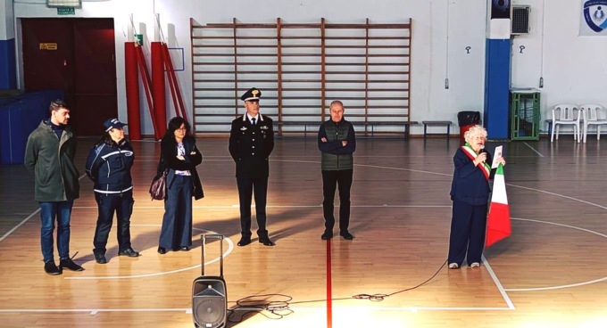 La visita dei rappresentanti delle istituzioni alle scuole primarie “Collodi” e “Pellico” per la Giornata del Tricolore