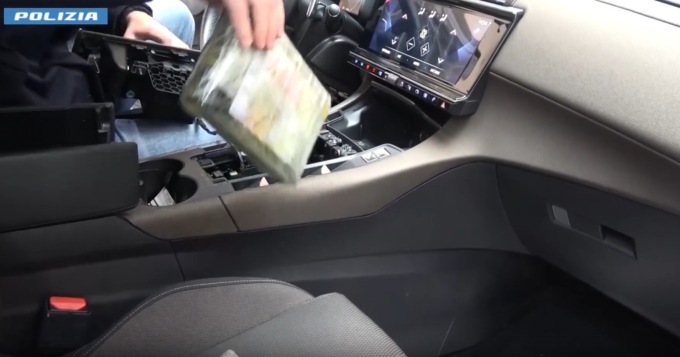 Nascondeva tre panetti di cocaina in auto: la Polizia arresta un cittadino straniero