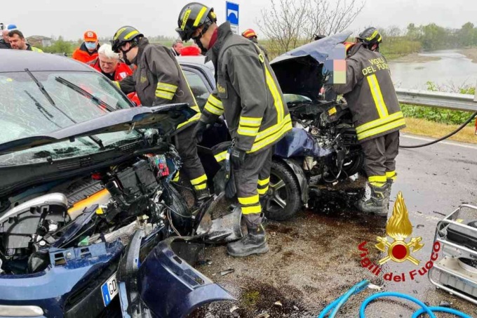 Impatto frontale sul ponte del Cervo: feriti estratti dalle lamiere