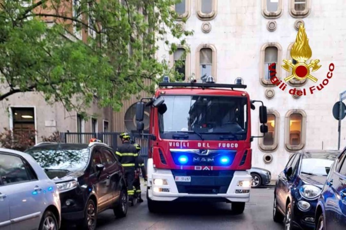 Caduta di Calcinacci in pieno centro: intervento dei Vigili del Fuoco