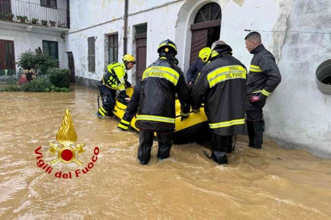 Maltempo: i Vigili del Fuoco salvano due anziani e il loro cane