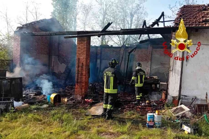 Incendio alla cascina Martellone: distrutta una tettoia