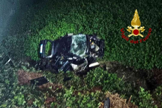 Auto finisce nella scarpata: complesso intervento di soccorso